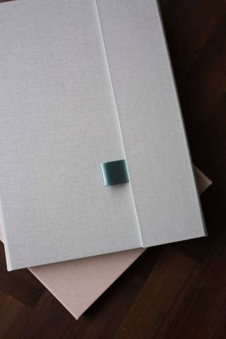 Ribbon tab for easy opening of a luxury print folder for wedding photos